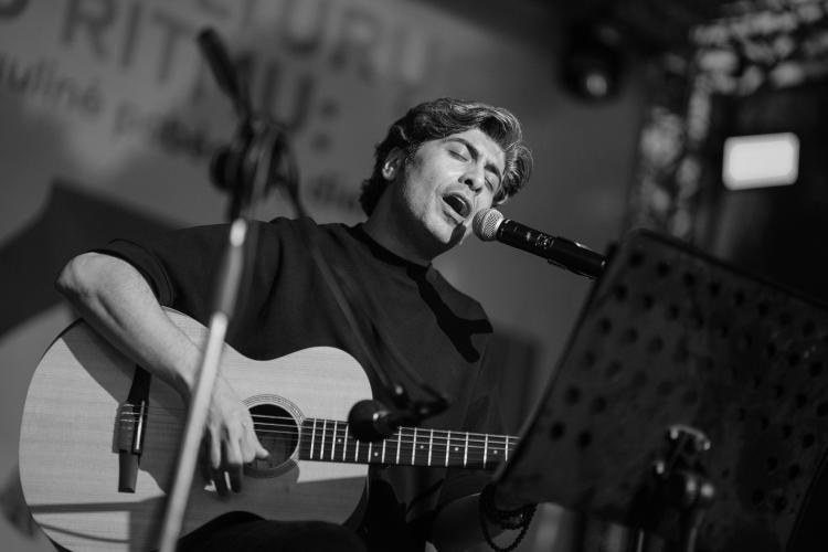 Arya Aramnejad uppträder med gitarr